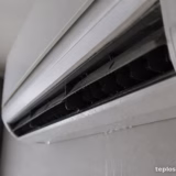 Чому кондиціонер тече водою в кімнату
